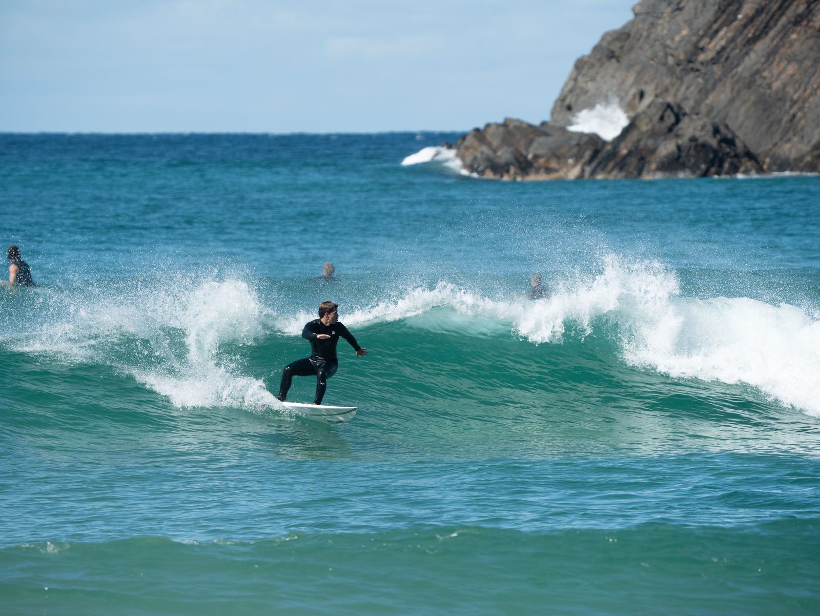 Surfeando una ola en Australia
