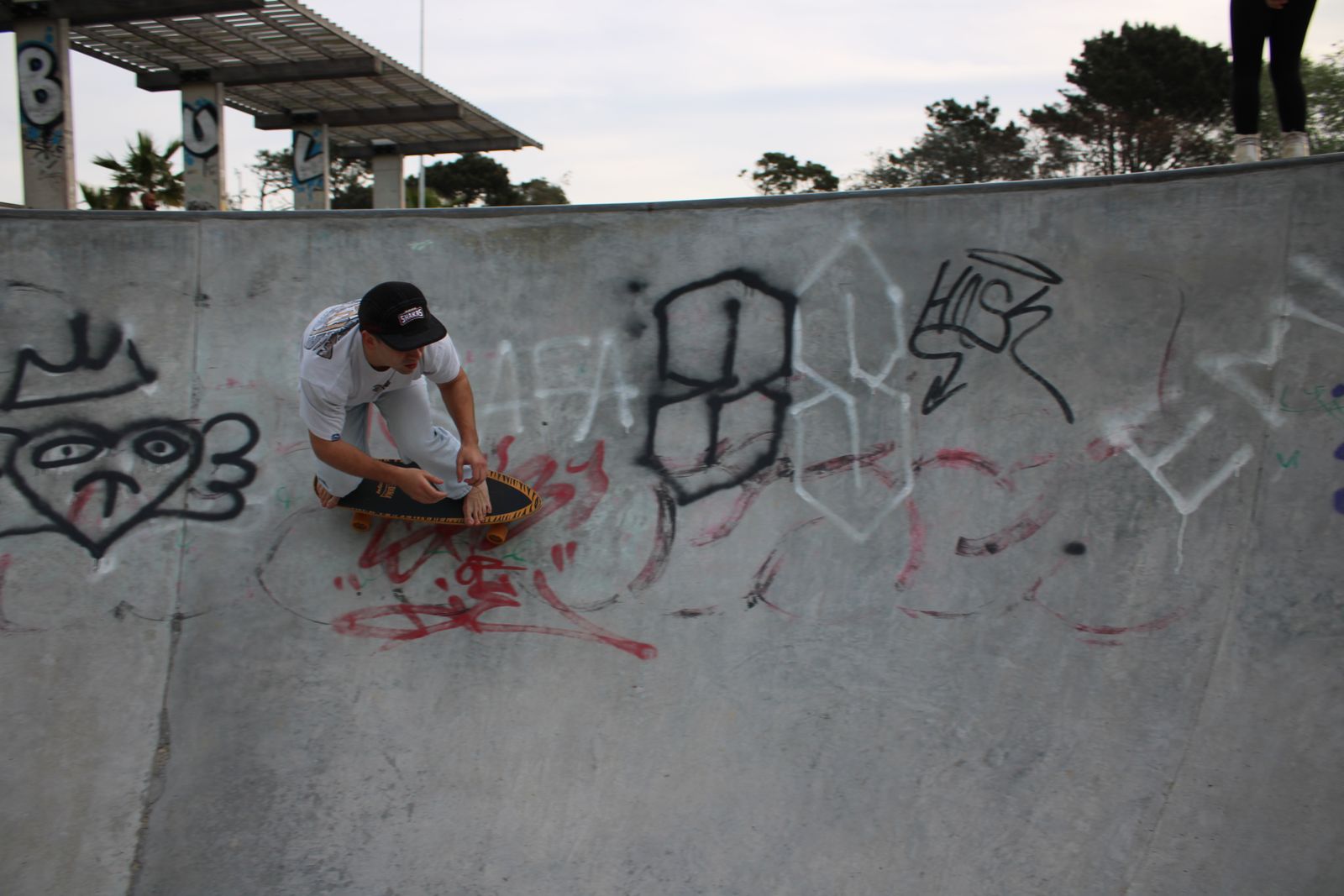 Skater con gorro Shakas en un bowl con grafitis